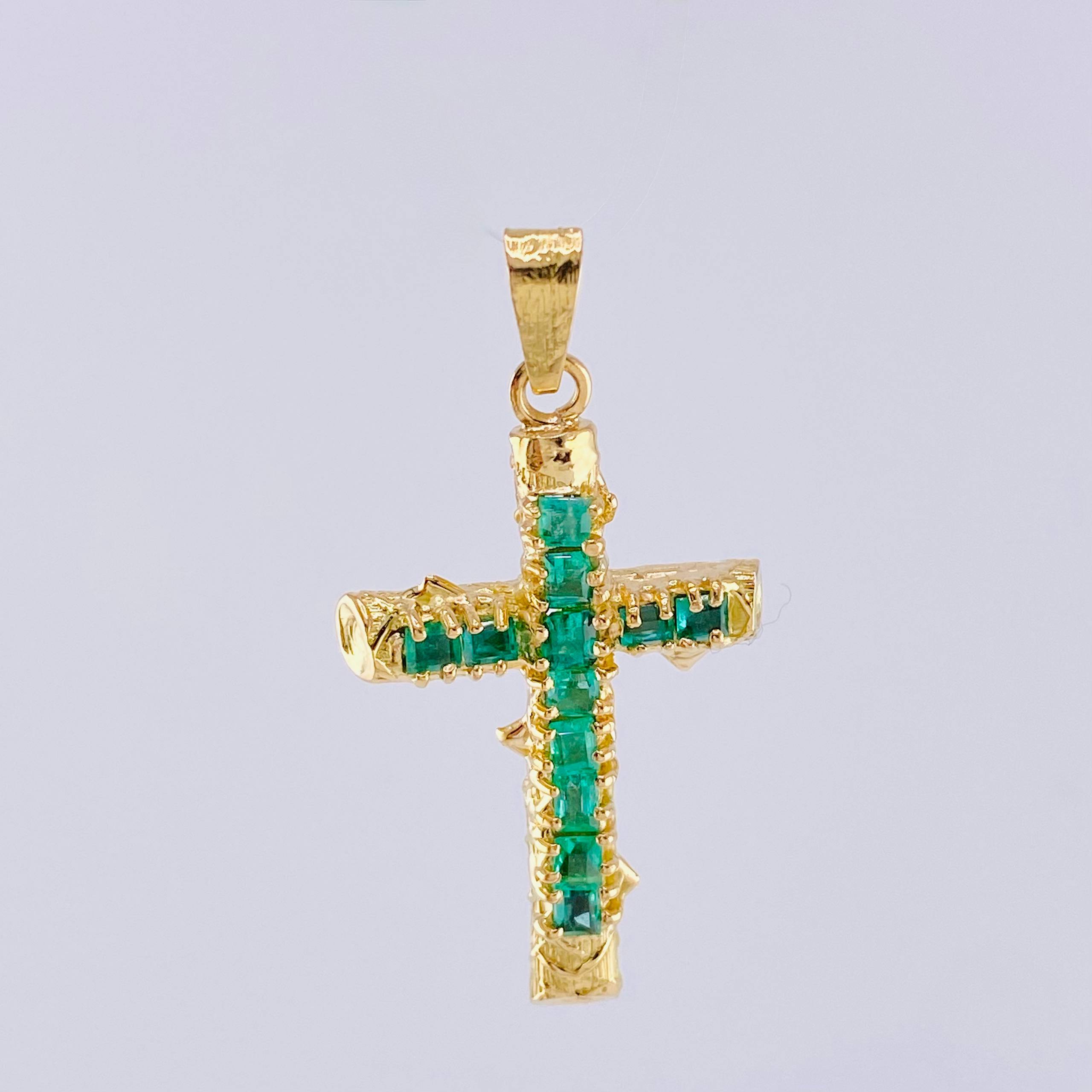 Dije Cruz Tronco Puntas Planas Esmeraldas 2 Qts 3.4 g / 4 cm Oro Amarillo 18K