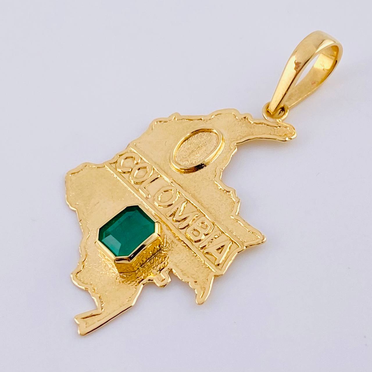 Dije Mapa De Colombia Esmeralda 1,1 Qts 4.65 g / 5.1 cm Oro Amarillo 18K