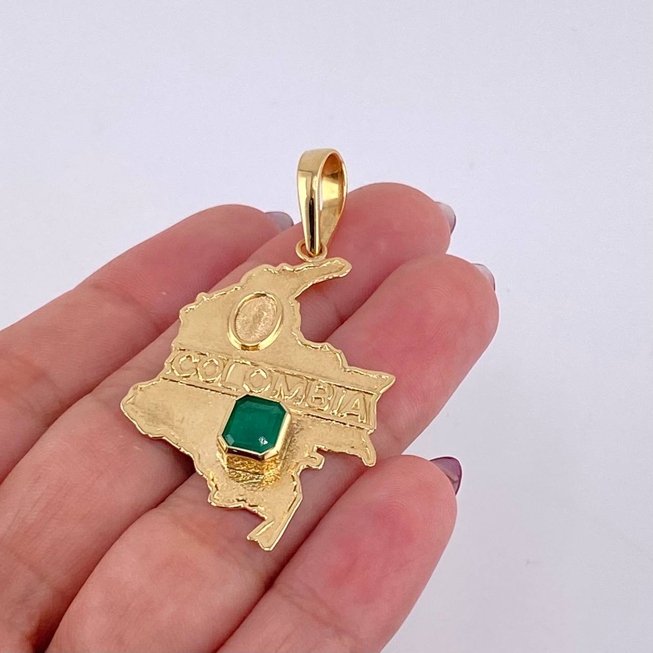 Dije Mapa De Colombia Esmeralda 1,1 Qts 4.65 g / 5.1 cm Oro Amarillo 18K