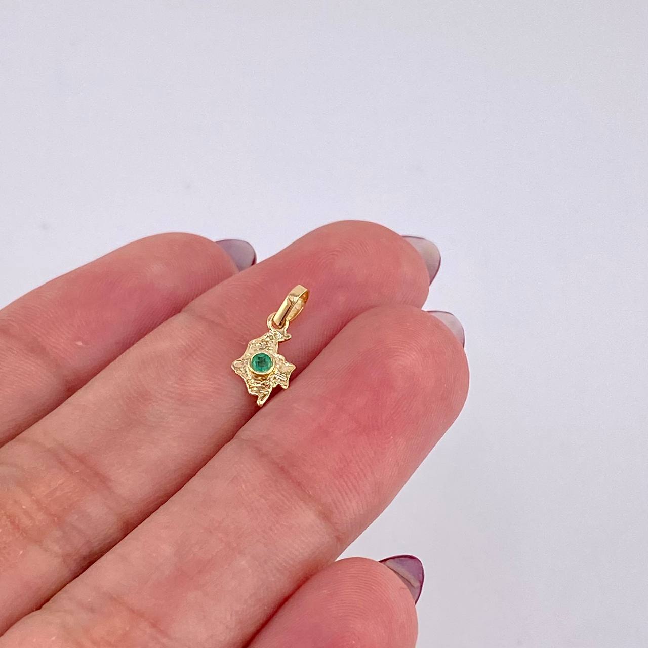Dije Mapa De Colombia Esmeralda 4Pts 0.25 g / 1.3 cm Oro Amarillo 18K