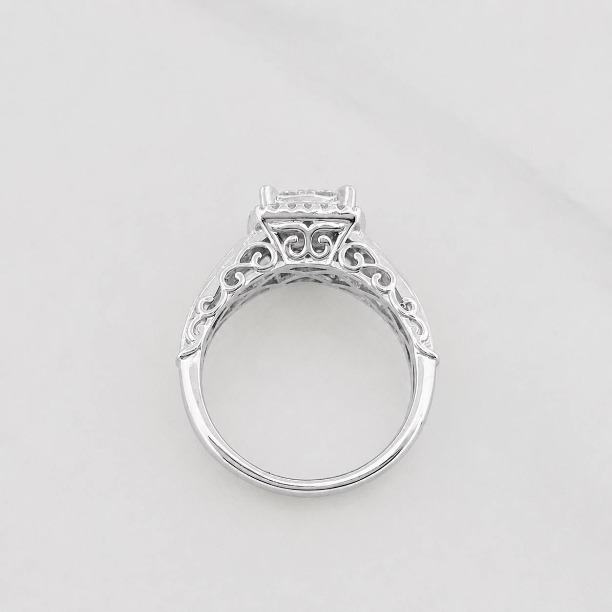 Anillo Bisel Cuadrado Diamantes 87 Pts 5.19 g / T8 1/2 Oro Blanco 18K