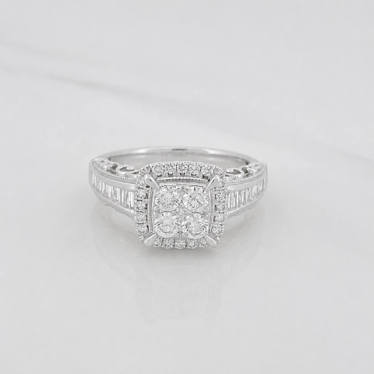 Anillo Bisel Cuadrado Diamantes 87 Pts 5.19 g / T8 1/2 Oro Blanco 18K
