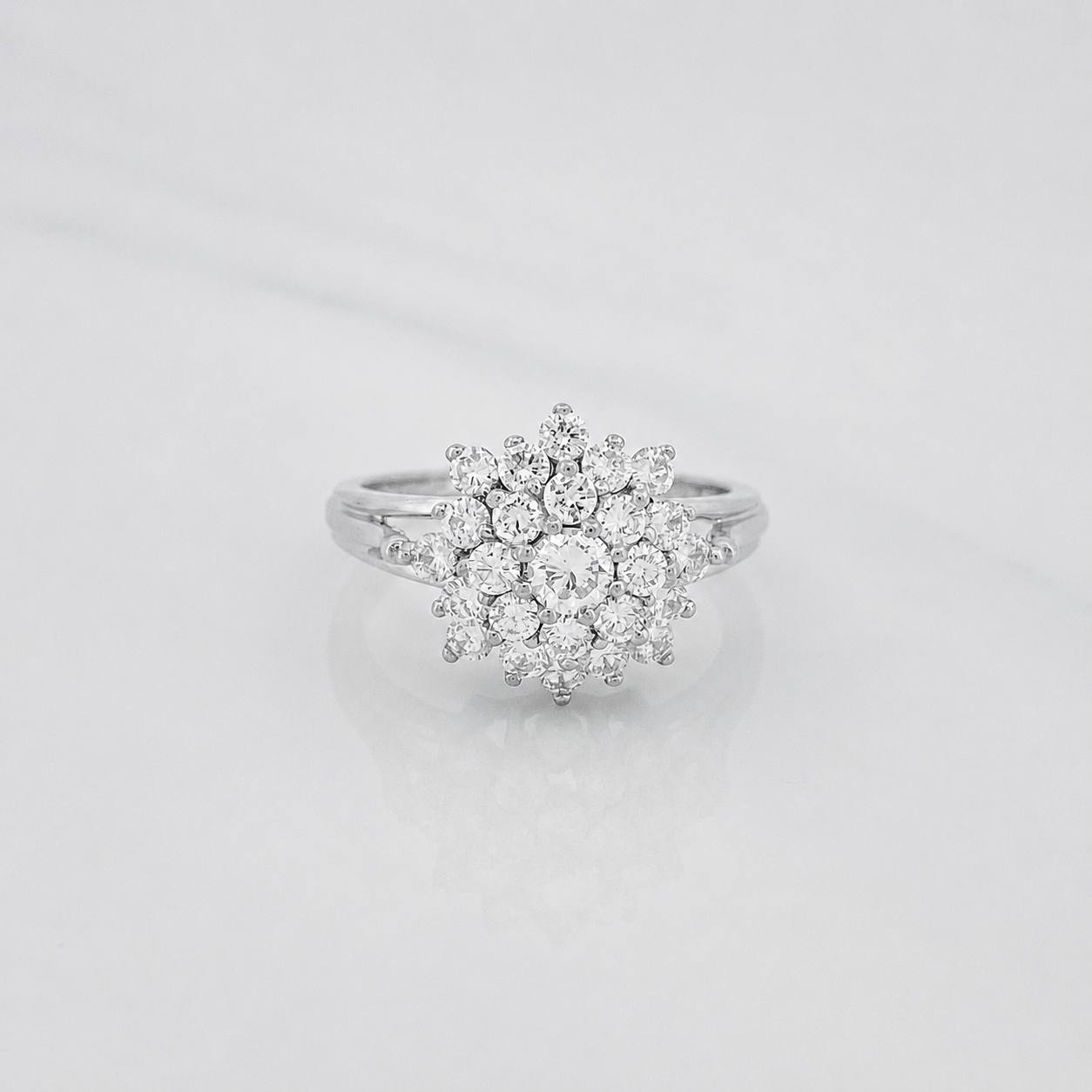 Anillo Flor Diamantes 1.04 Qts 5 g / T6 3/4 Oro Blanco 18K