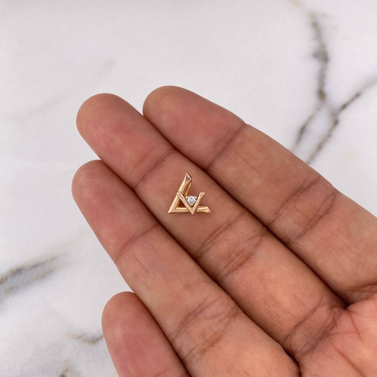 Dije LV 0.85gr / 1cm / Circon Blanco Oro Rosa 18K $