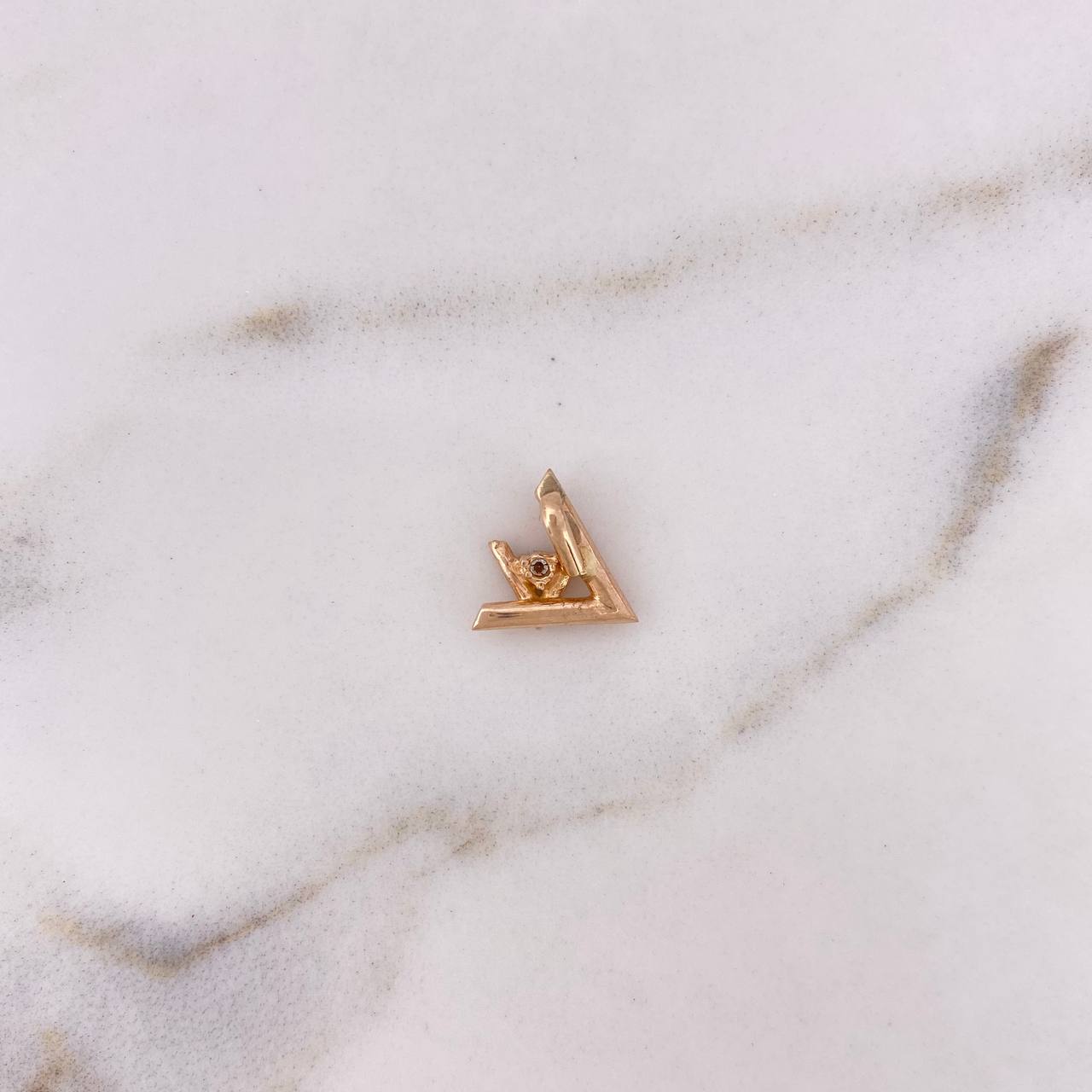 Dije LV 0.85gr / 1cm / Circon Blanco Oro Rosa 18K $