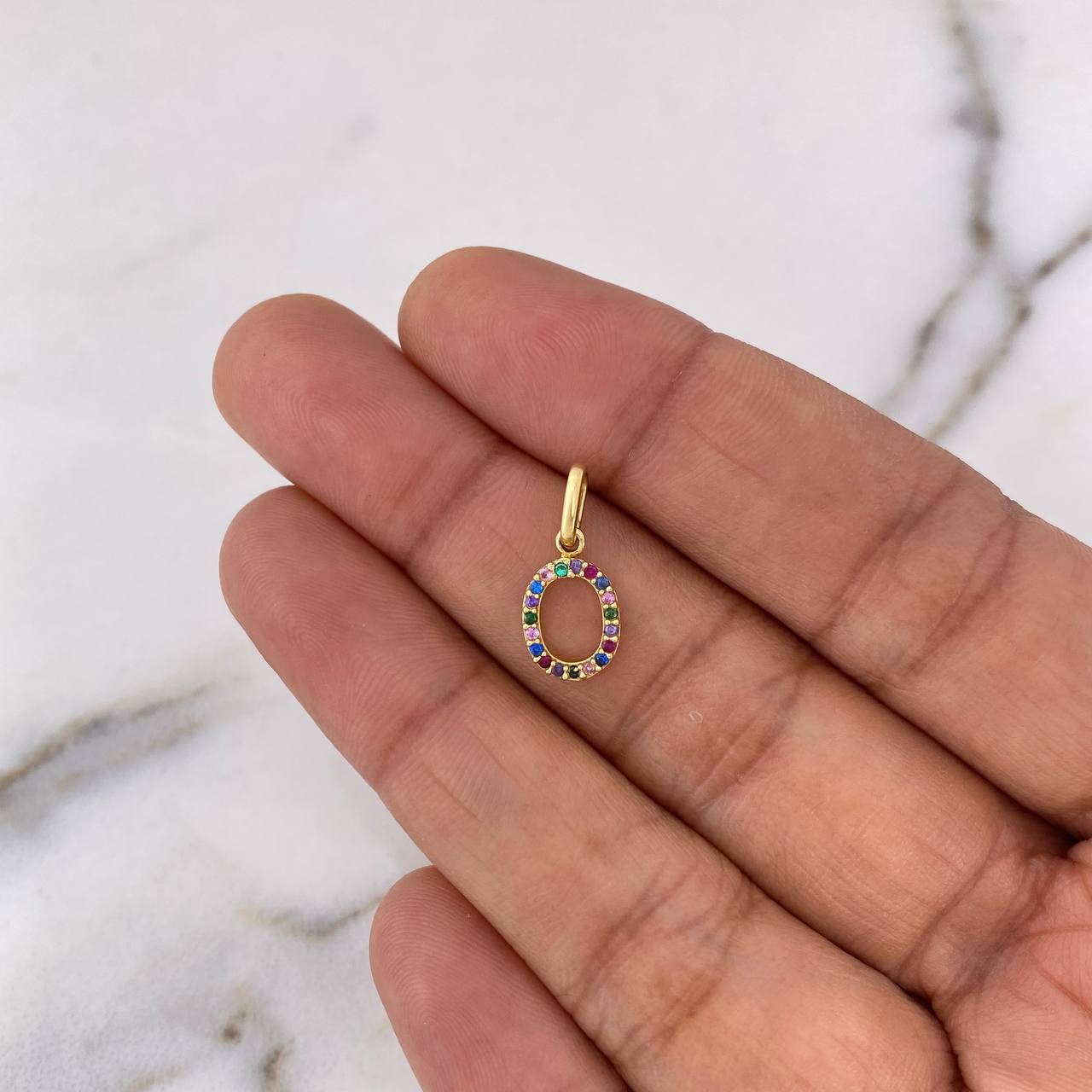 Dije Letra O 0.6gr / 1.6cm / Circones Colores Oro Amarillo 18K $