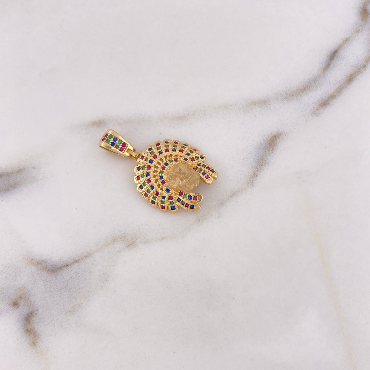 Dije Indio 4.55gr / 3.1cm / Circones Colores Oro Amarillo 18K $