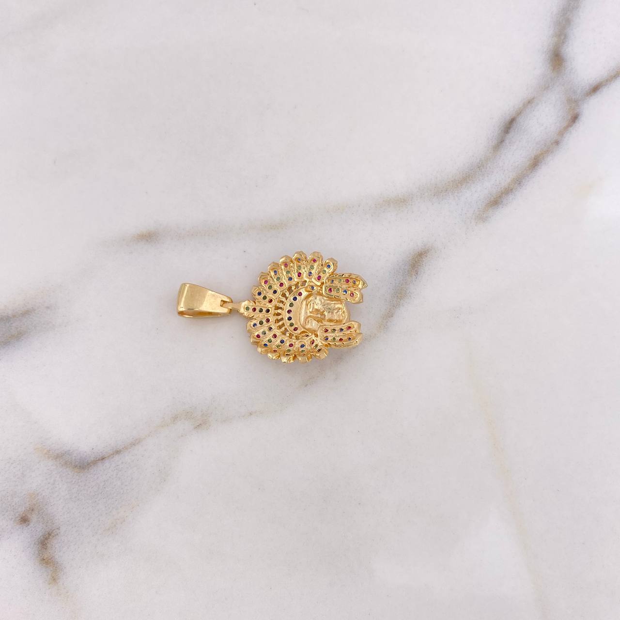 Dije Indio 4.55gr / 3.1cm / Circones Colores Oro Amarillo 18K $