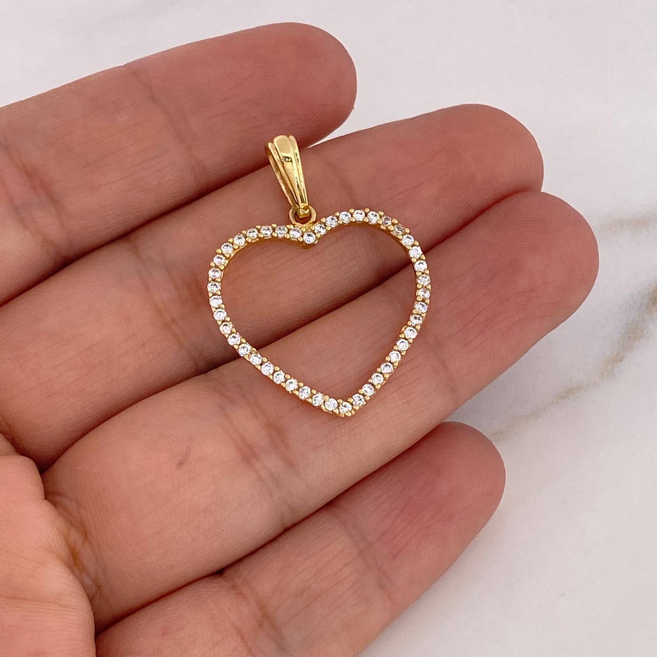 Dije Corazon Silueta 1.6gr / 3cm / Circones Blancos  Oro Amarillo 18K $