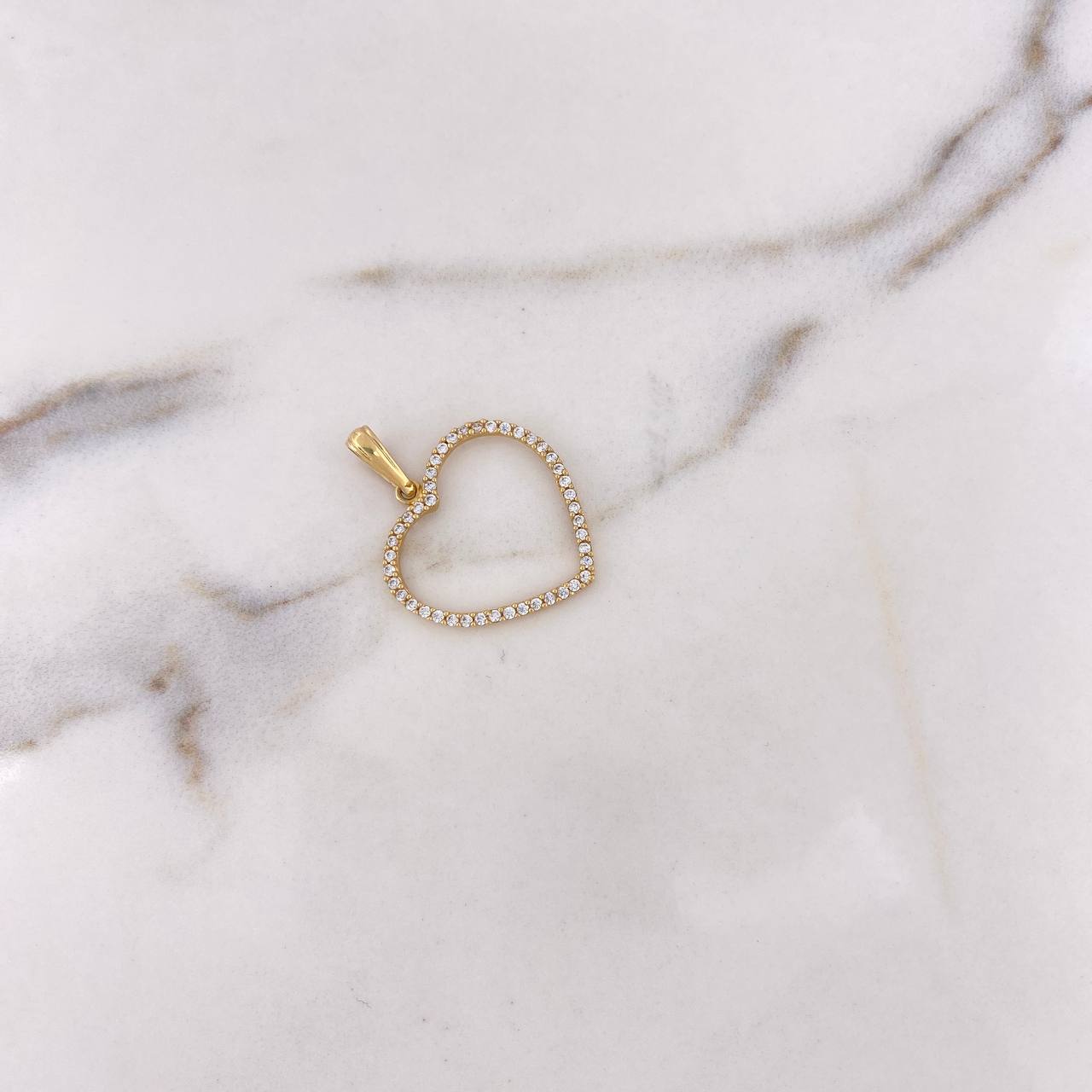 Dije Corazon Silueta 1.6gr / 3cm / Circones Blancos  Oro Amarillo 18K $