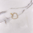 Dije Corazon Silueta 1.6gr / 3cm / Circones Blancos  Oro Amarillo 18K $