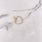 Dije Corazon Silueta 1.6gr / 3cm / Circones Blancos  Oro Amarillo 18K $