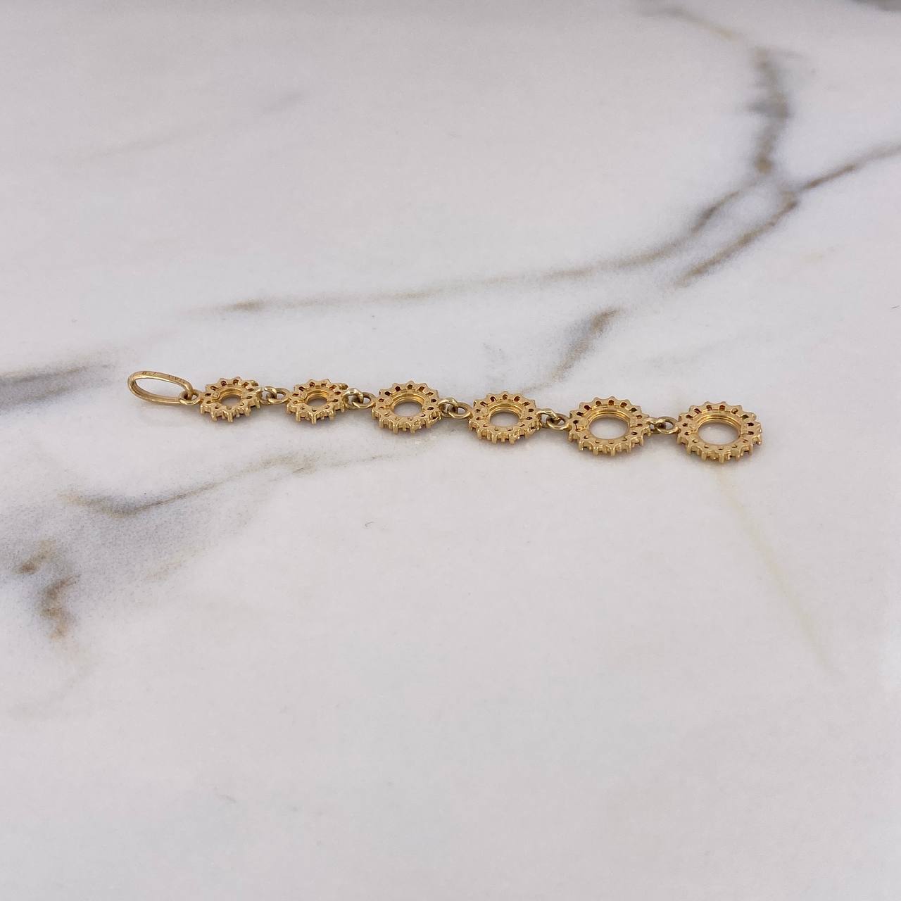 Dije Piñones 3.5gr / 7.4cm / Circones Colores Oro Amarillo 18K $