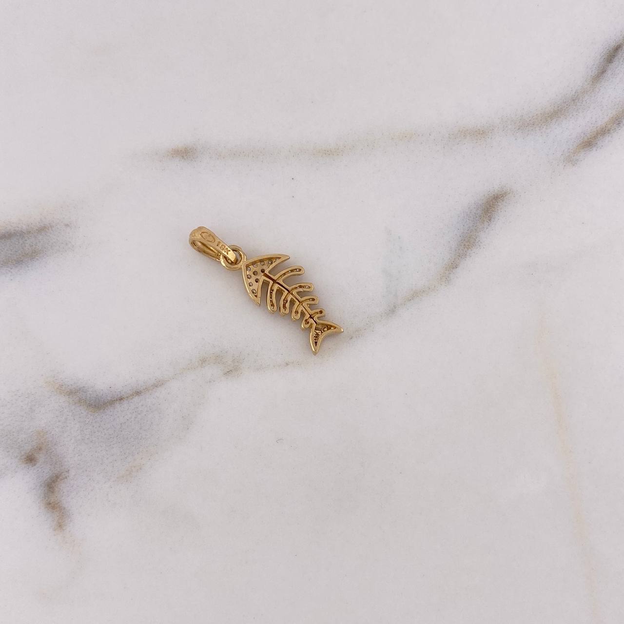 Dije Pez Espinas 2gr / 2.6cm / Circones Blancos Oro Amarillo 18K &