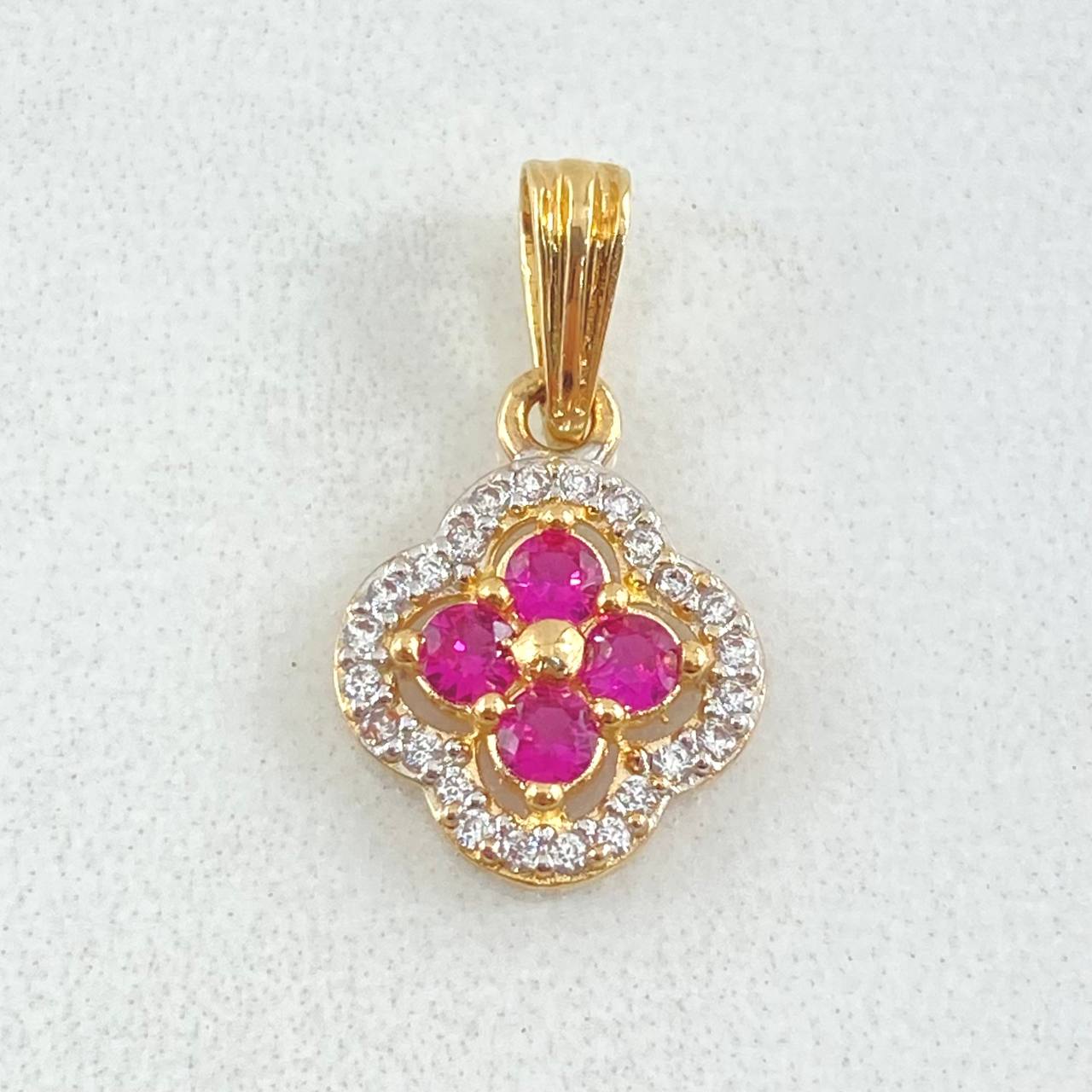 Dije Flor Bordeada 1.5gr / 1.9cm / Oro 18K