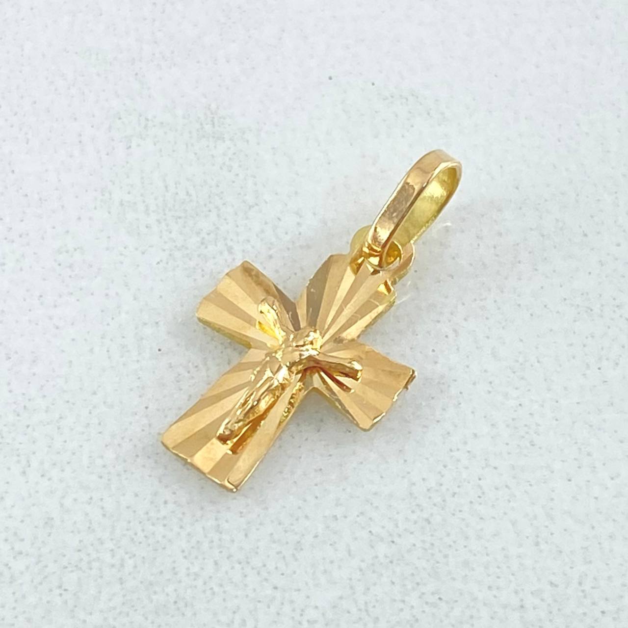 Dije Cruz Cristo 0.55gr / 1.7cm / Oro 18K