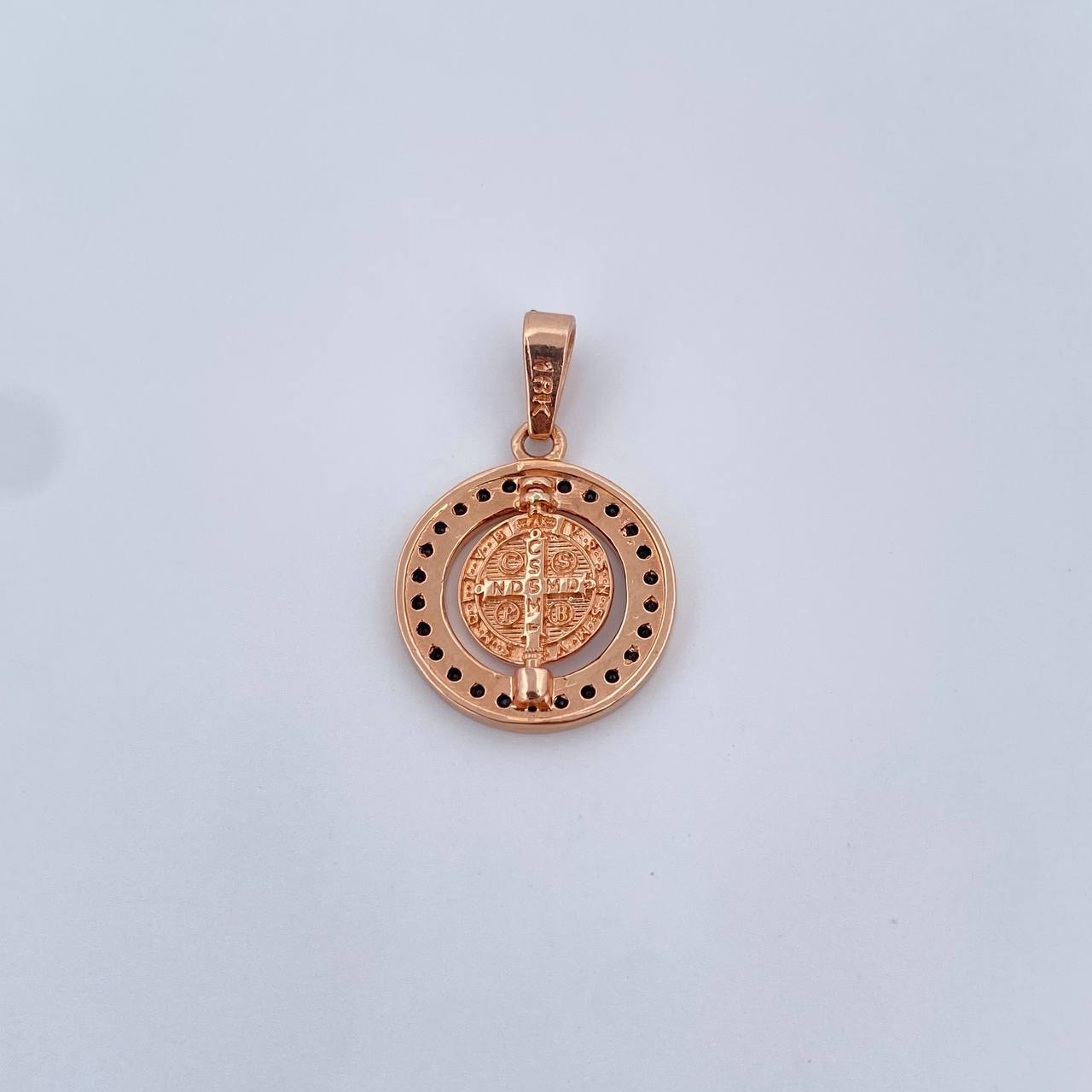 Dije San Benito 1.95gr / 2.2cm / Circones Negros Oro Rosa 18K &