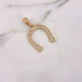 Dije Herradura 4.9gr / 4.1cm / Circones Blancos  Oro Amarillo 18K $