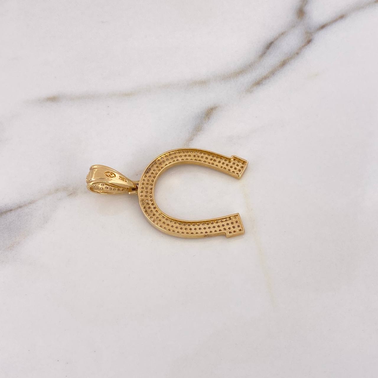 Dije Herradura 4.9gr / 4.1cm / Circones Blancos  Oro Amarillo 18K $