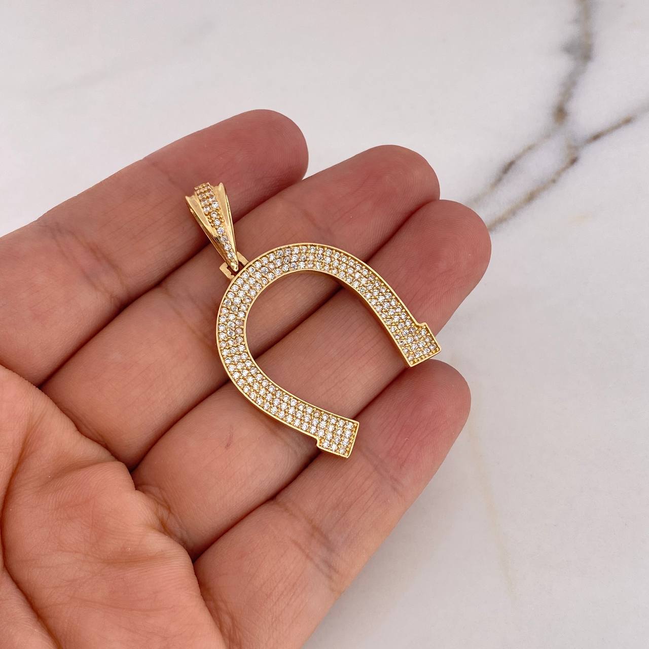 Dije Herradura 4.9gr / 4.1cm / Circones Blancos  Oro Amarillo 18K $