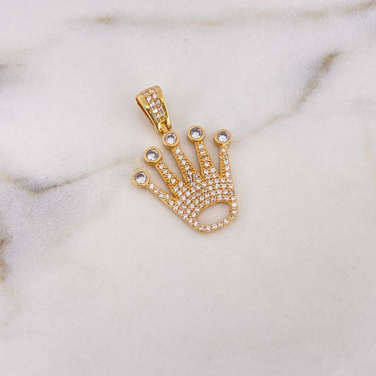 Dije Corona RX 3.65gr / 3.1cm / Circones Blancos  Oro Amarillo 18K $