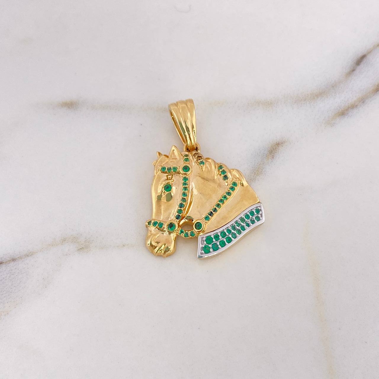 Dije Caballo 8.3gr / 3.4cm / Circones Verdes Dos Oros Amarillo Blanco 18K $