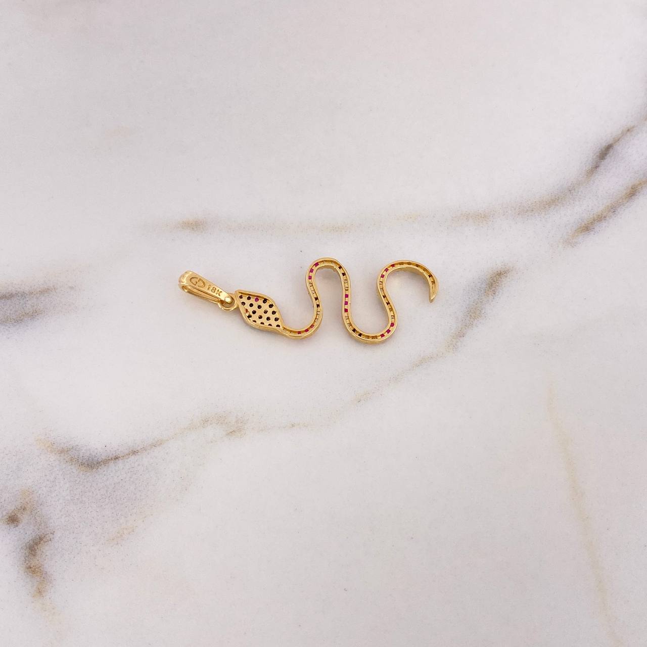 Dije Serpiente  1.7gr / 3.8cm / Circones Negros-Blancos-Fucsias Oro Amarillo 18K $