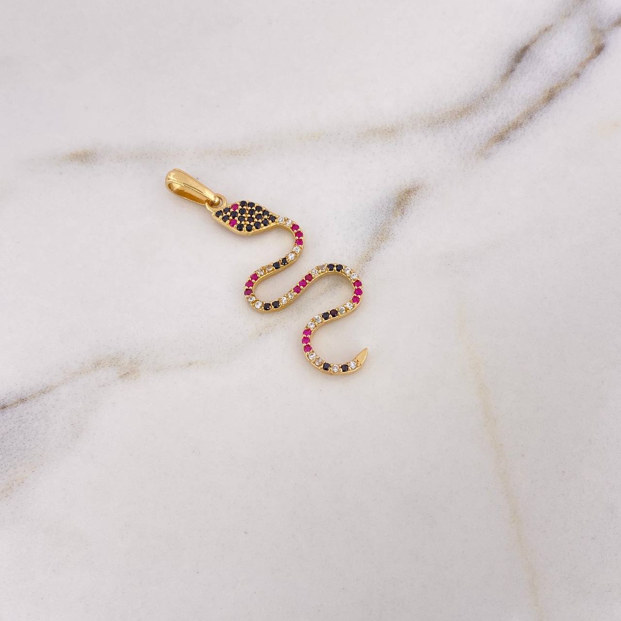 Dije Serpiente  1.7gr / 3.8cm / Circones Negros-Blancos-Fucsias Oro Amarillo 18K $