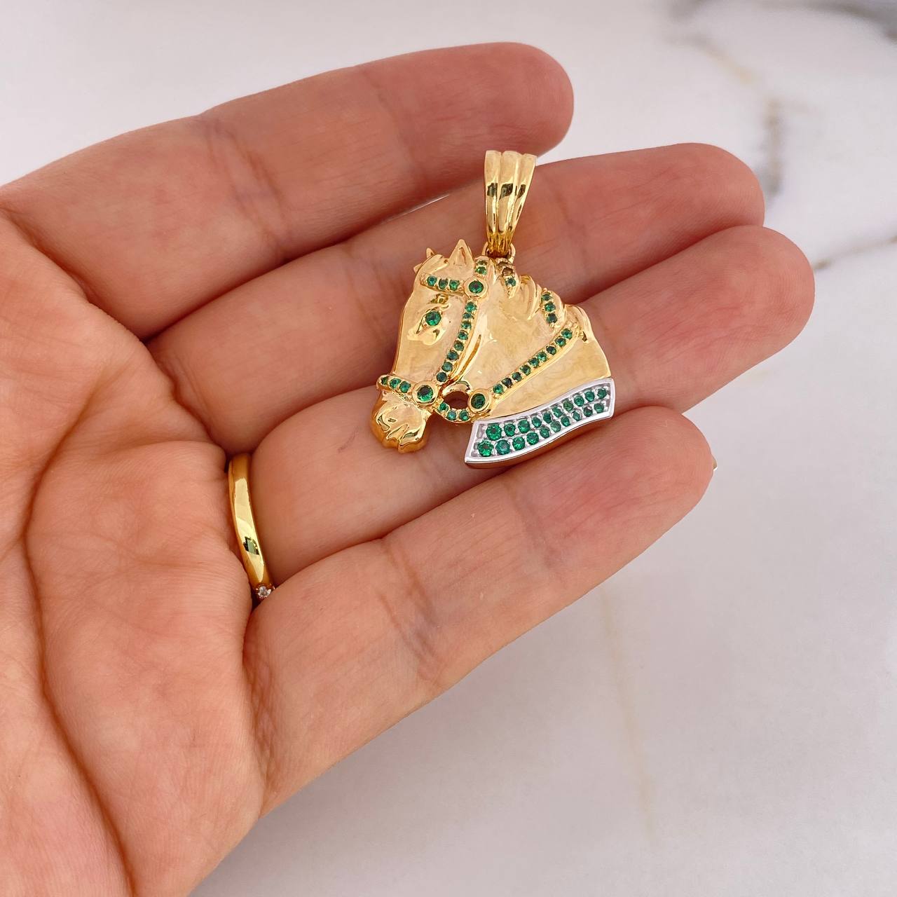 Dije Caballo 8.3gr / 3.4cm / Circones Verdes Dos Oros Amarillo Blanco 18K $