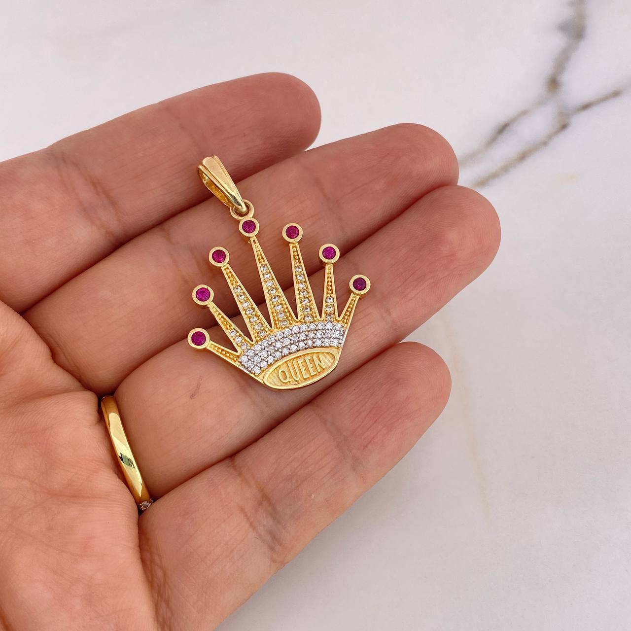 Dije Corona RX 4.8gr / 3.6cm / Circones Blancos Fucsias Dos Oros Amarillo Blanco 18K $