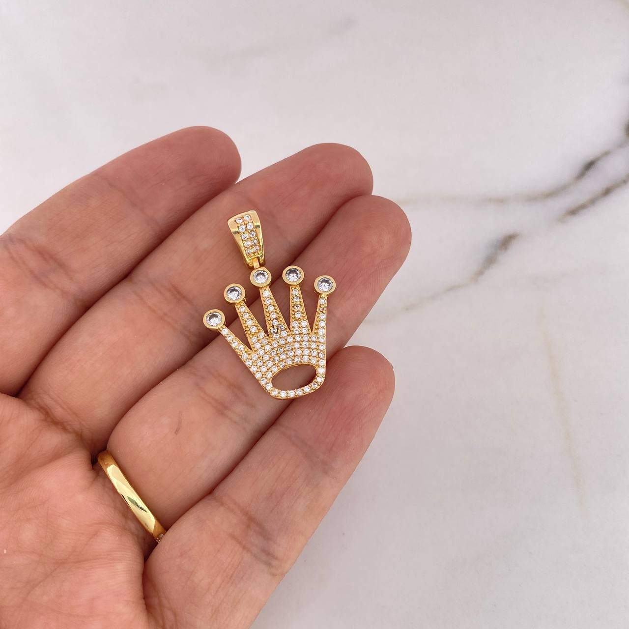 Dije Corona RX 3.65gr / 3.1cm / Circones Blancos  Oro Amarillo 18K $