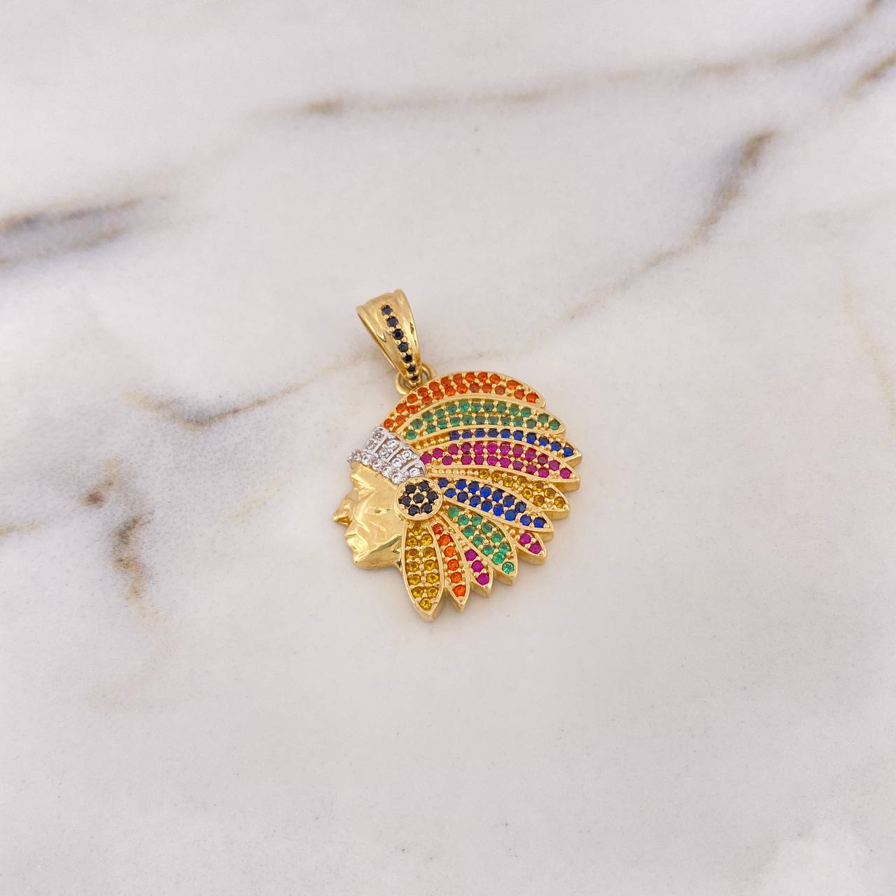 Dije Indio 6.05gr / 3.1cm / Circones Colores Dos Oros Amarillo Blanco 18K $