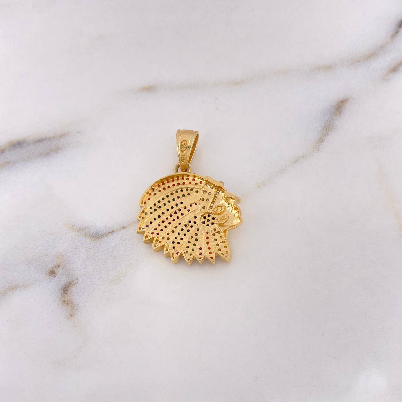 Dije Indio 6.05gr / 3.1cm / Circones Colores Dos Oros Amarillo Blanco 18K $