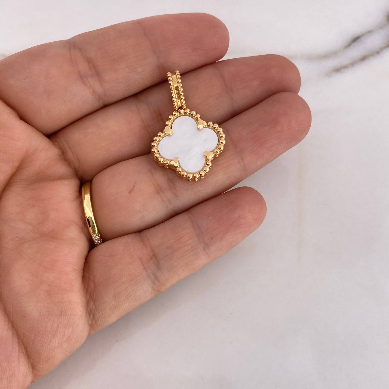 Dije Trebol 5.75gr / 2.7cm / Nacar Blanco Oro Amarillo Nac.Esp. 18K $