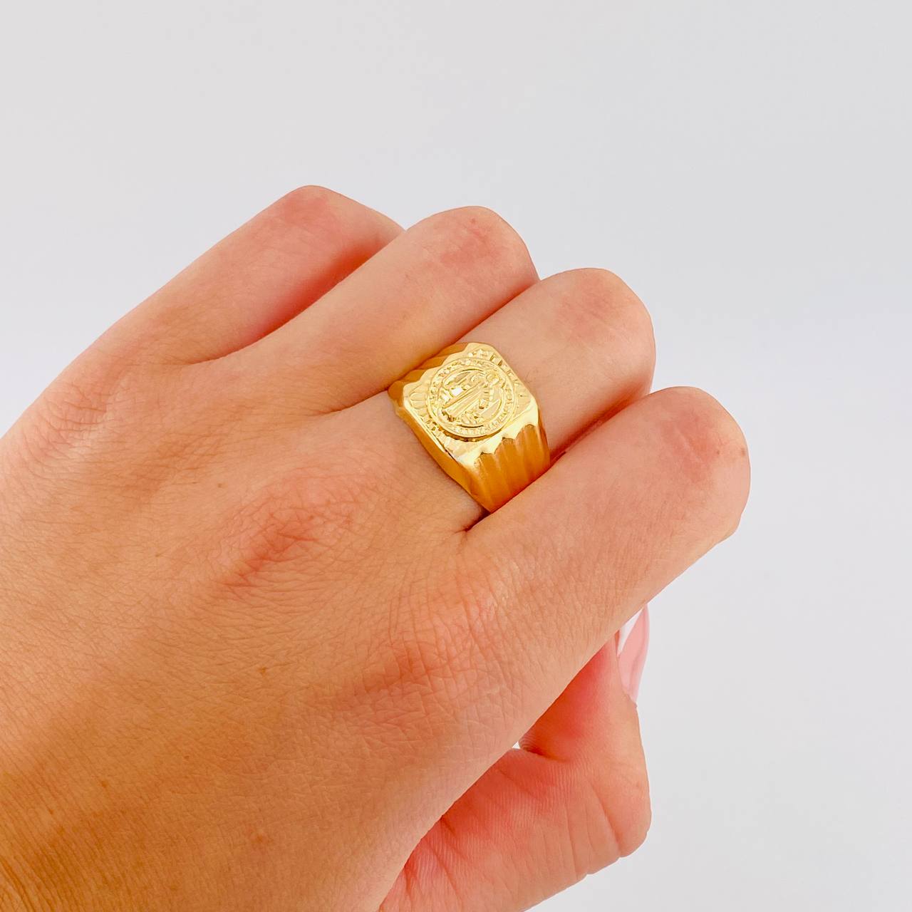 Anillo Sello San Benito 3.15 g / T10 1/2 Oro Amarillo 18K