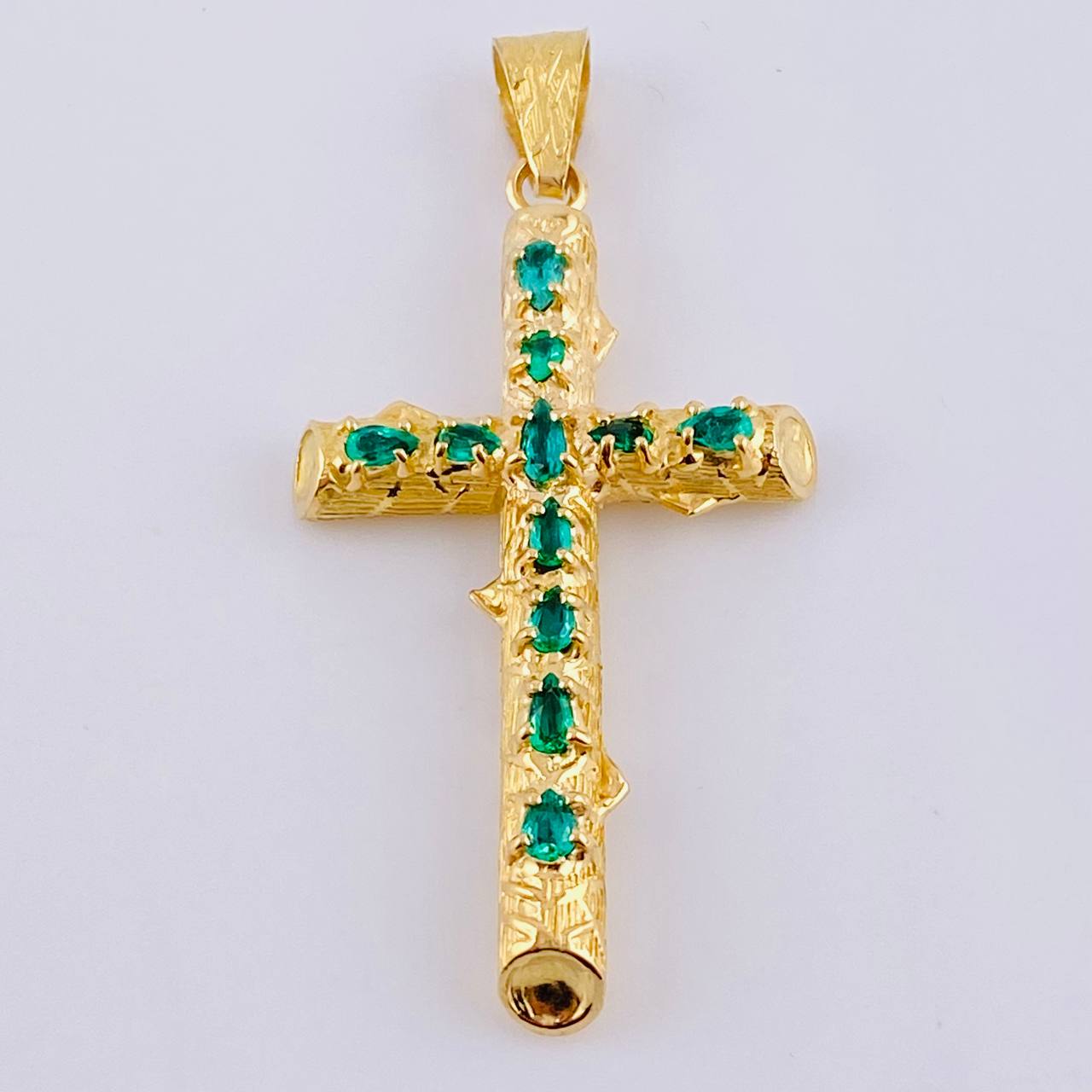 Dije Cruz Tronco Esmeraldas 1,8 Qts 3.25 g / 4.9 cm Oro Amarillo 18K