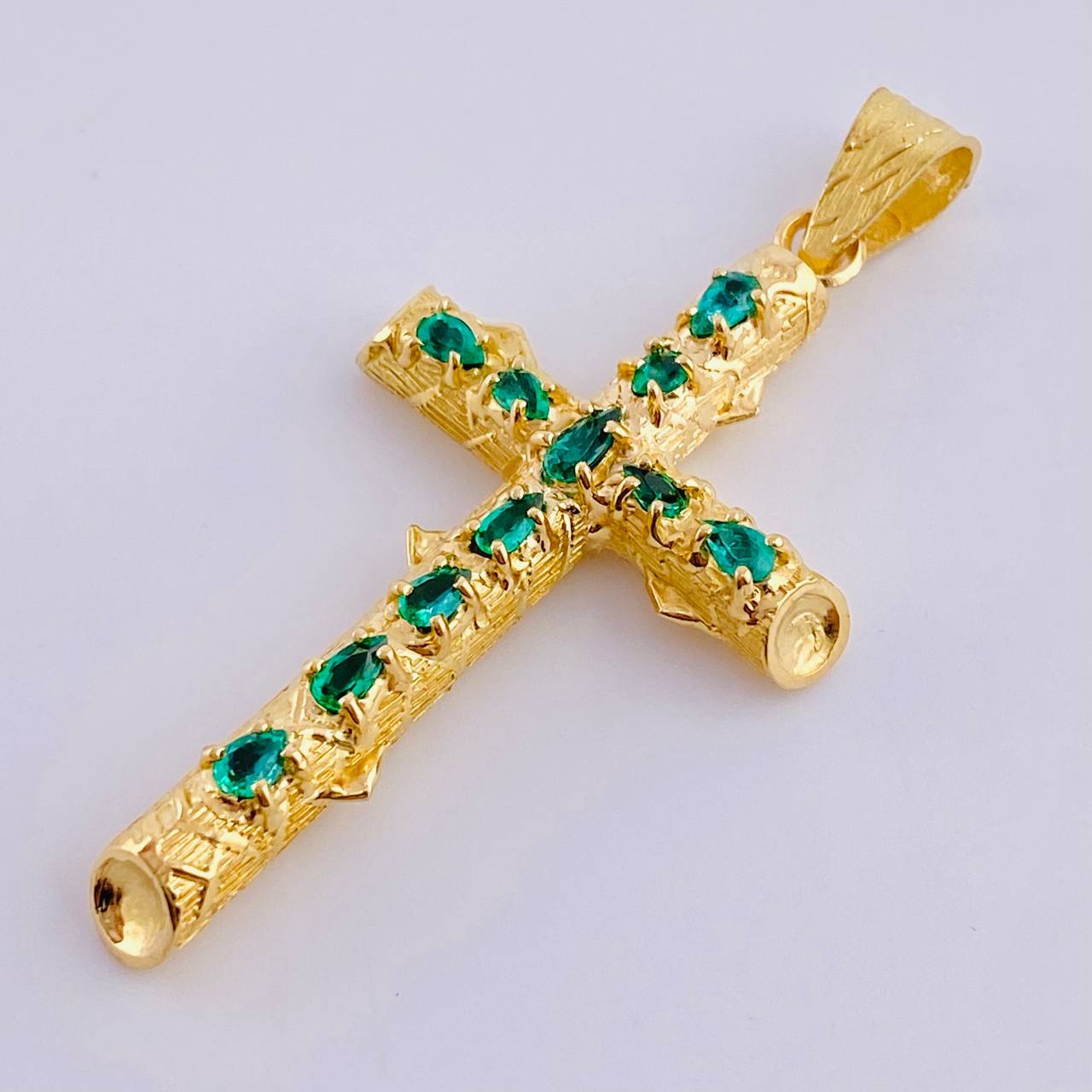 Dije Cruz Tronco Esmeraldas 1,8 Qts 3.25 g / 4.9 cm Oro Amarillo 18K