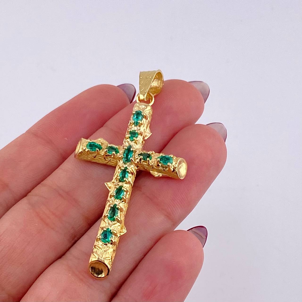 Dije Cruz Tronco Esmeraldas 1,8 Qts 3.25 g / 4.9 cm Oro Amarillo 18K