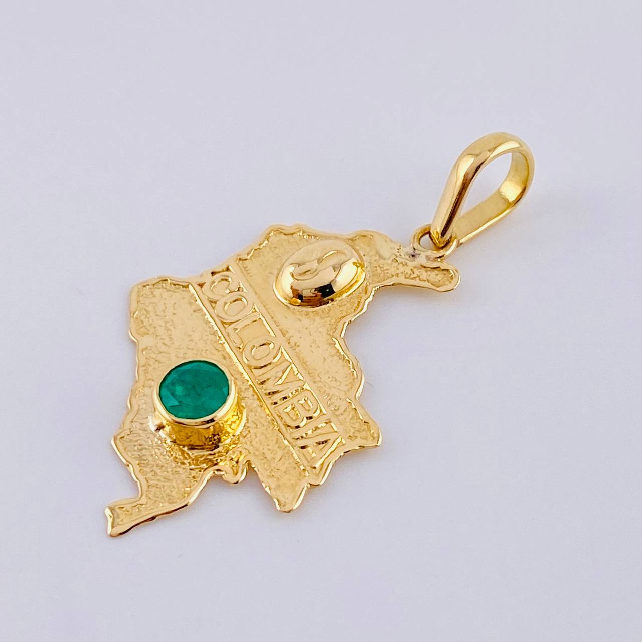 Dije Mapa De Colombia Esmeralda 46Pts 2.3 g / 4.7 cm Oro Amarillo 18K