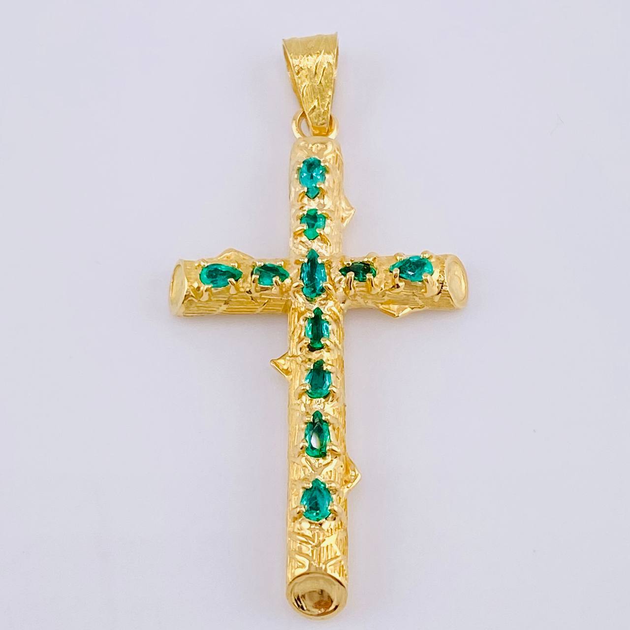 Dije Cruz Tronco Puntas Planas Esmeraldas 2,2 Qts 4.95 g / 5.3 cm Oro Amarillo 18K