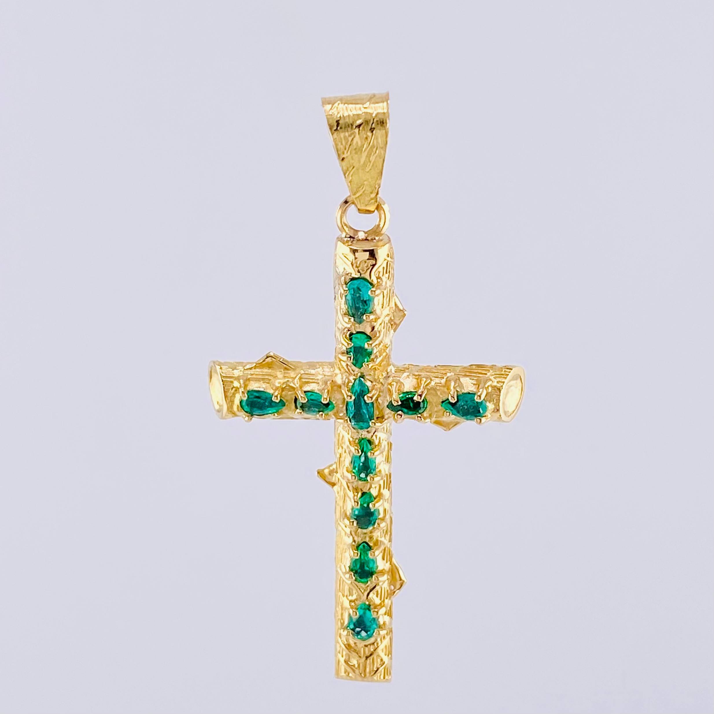 Dije Cruz Tronco Puntas Planas Esmeraldas 2,2 Qts 4.95 g / 5.3 cm Oro Amarillo 18K