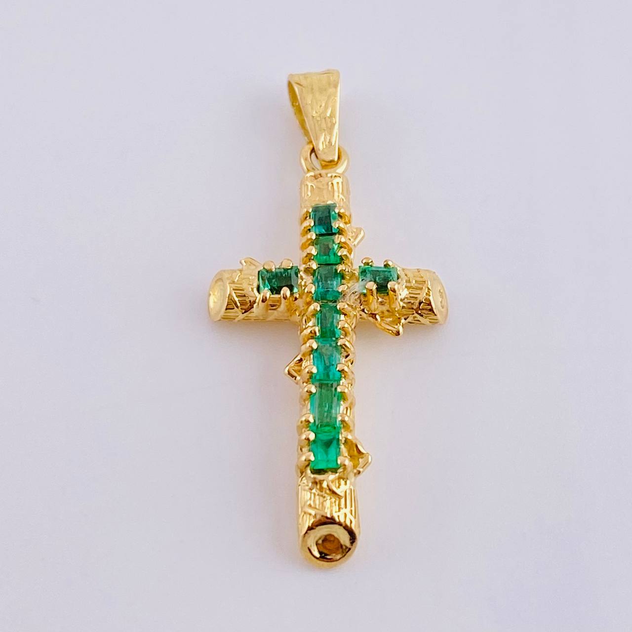 Dije Cruz Tronco Esmeraldas 80Pts 1.55 g / 2.7 cm Oro Amarillo 18K