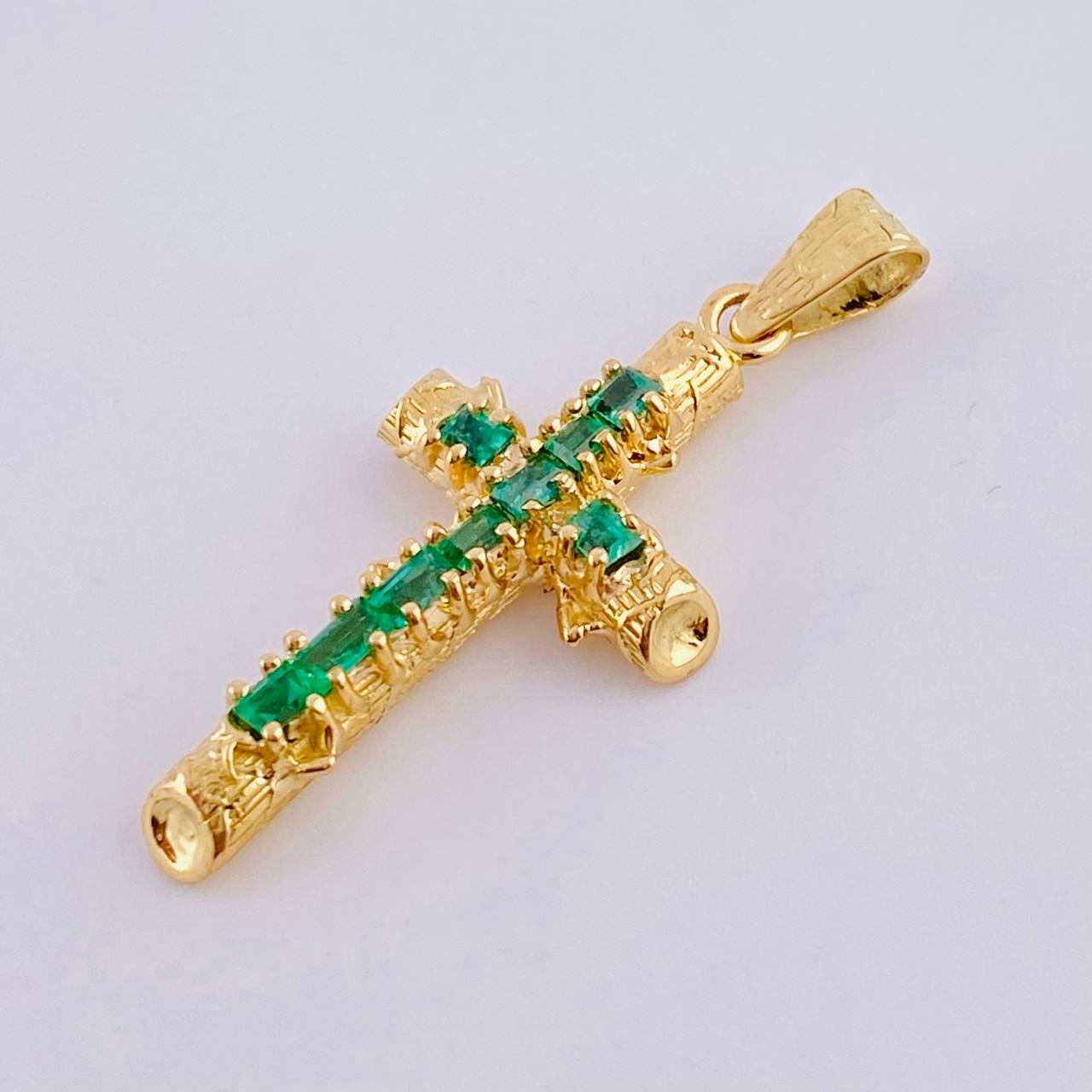 Dije Cruz Tronco Esmeraldas 80Pts 1.55 g / 2.7 cm Oro Amarillo 18K