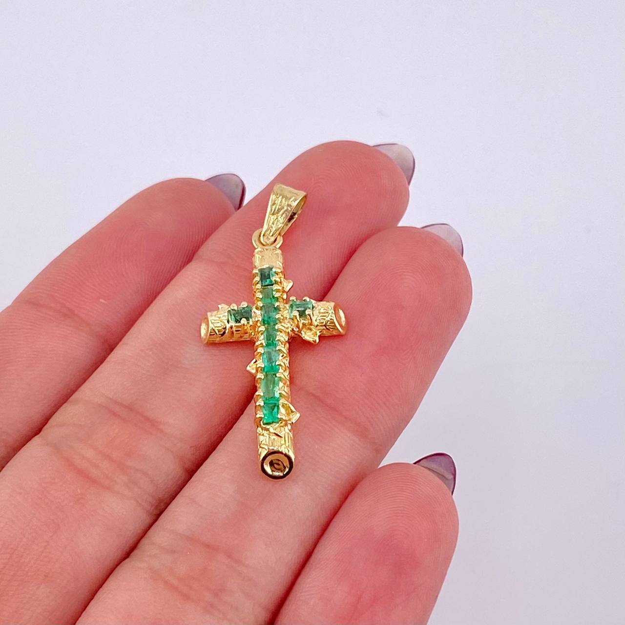 Dije Cruz Tronco Esmeraldas 80Pts 1.55 g / 2.7 cm Oro Amarillo 18K