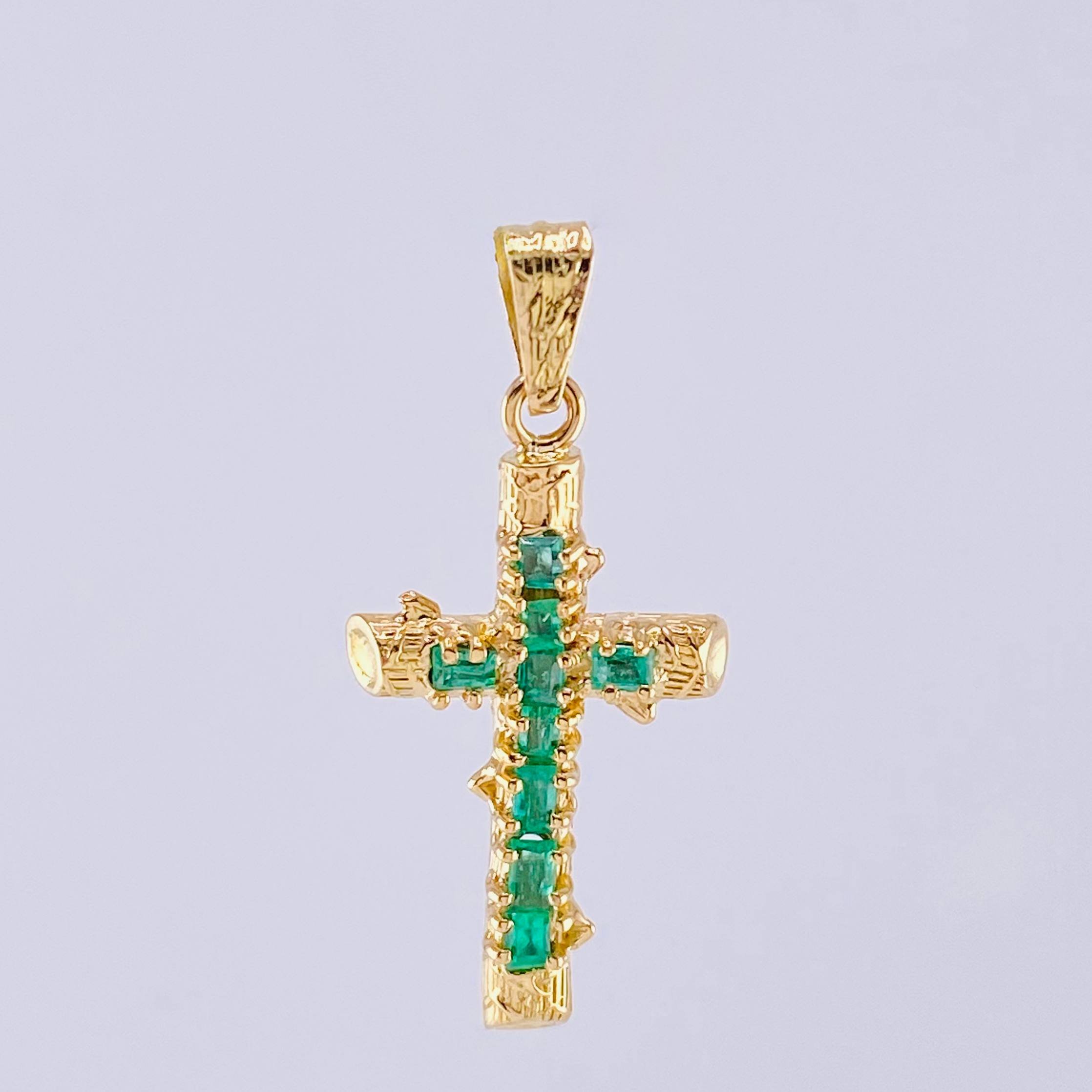 Dije Cruz Tronco Esmeraldas 80Pts 1.55 g / 2.7 cm Oro Amarillo 18K