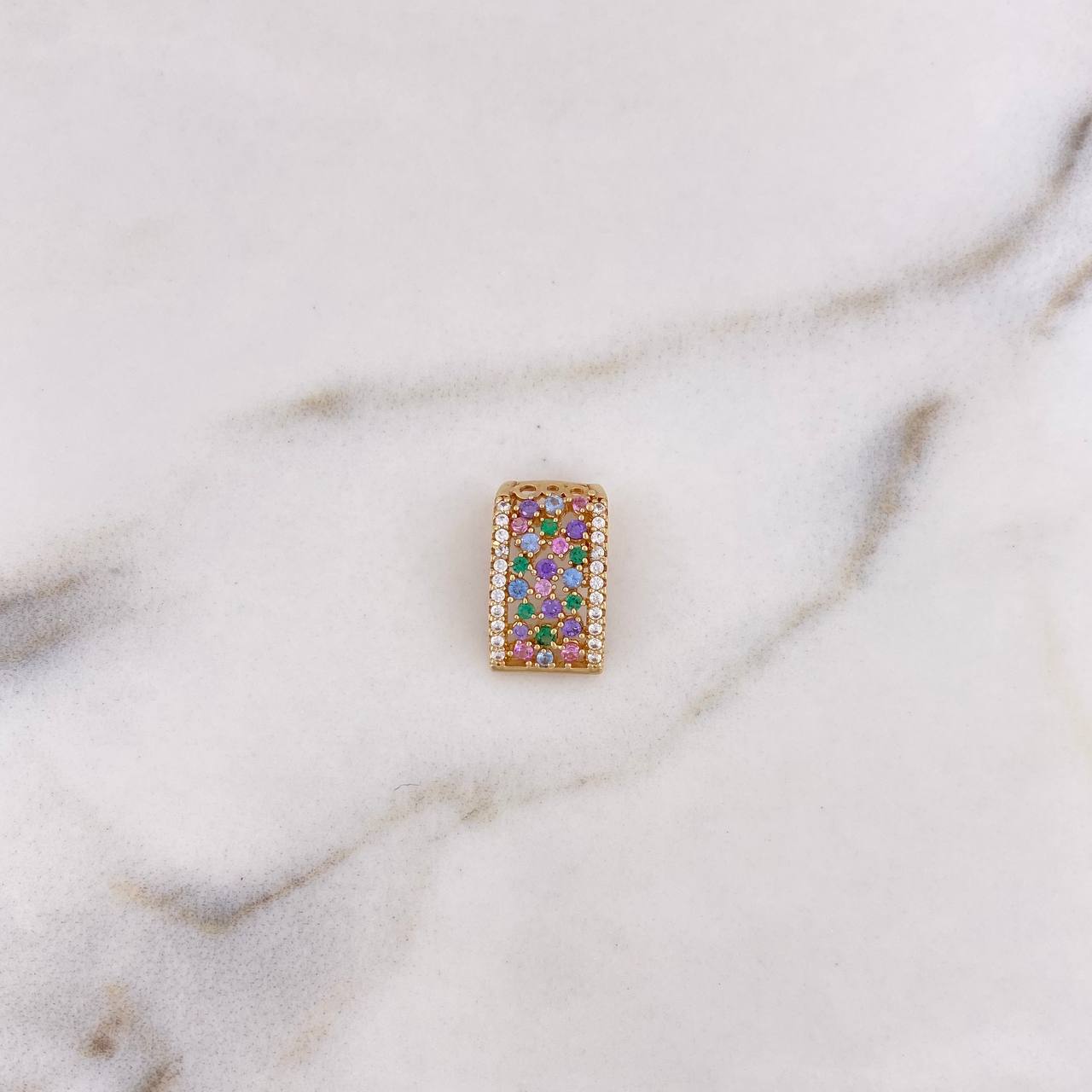 Dije Rectangular 1.4gr / 1.4cm / Circones Colores Oro Amarillo 18K $