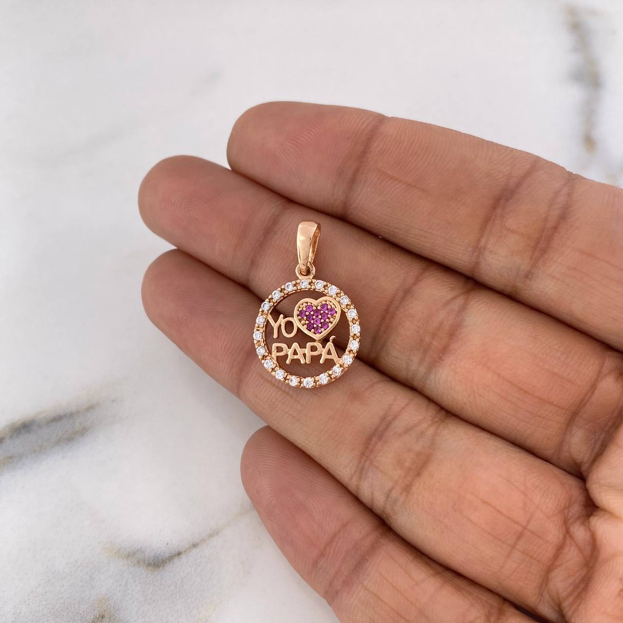 Dije Yo Amo a Papá 1.9gr / 2.1cm / Circones Blancos Fucsias Oro Rosa 18K &