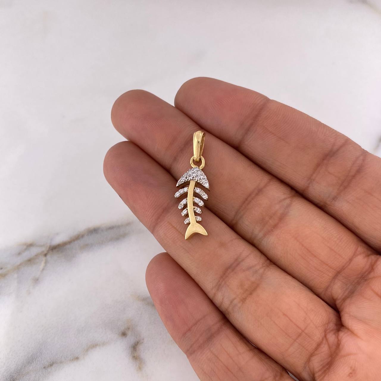 Dije Pez Espinas 1.95gr / 2.6cm / Circones Blancos Dos Oros Amarillo Blanco 18K $