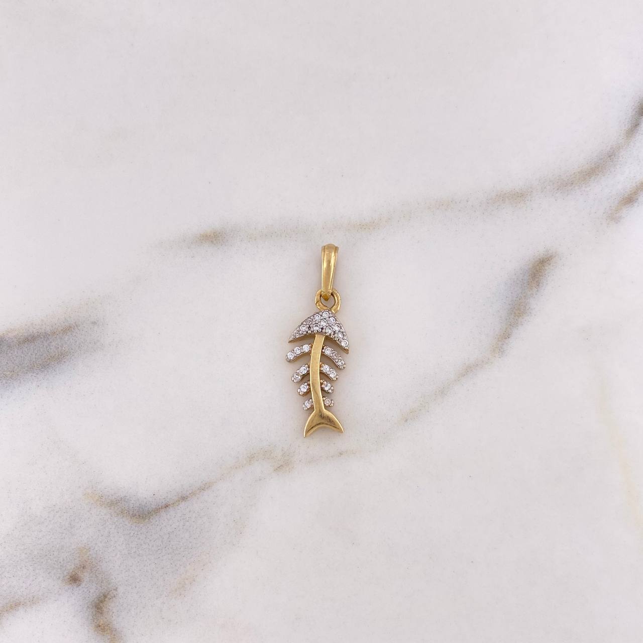 Dije Pez Espinas 1.95gr / 2.6cm / Circones Blancos Dos Oros Amarillo Blanco 18K $
