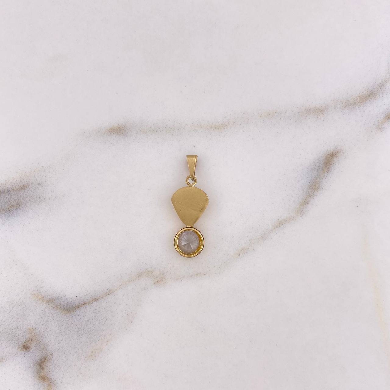 Dije Ostra 0.8gr / 2.1cm / Circon Blanco Oro Amarillo 18K $